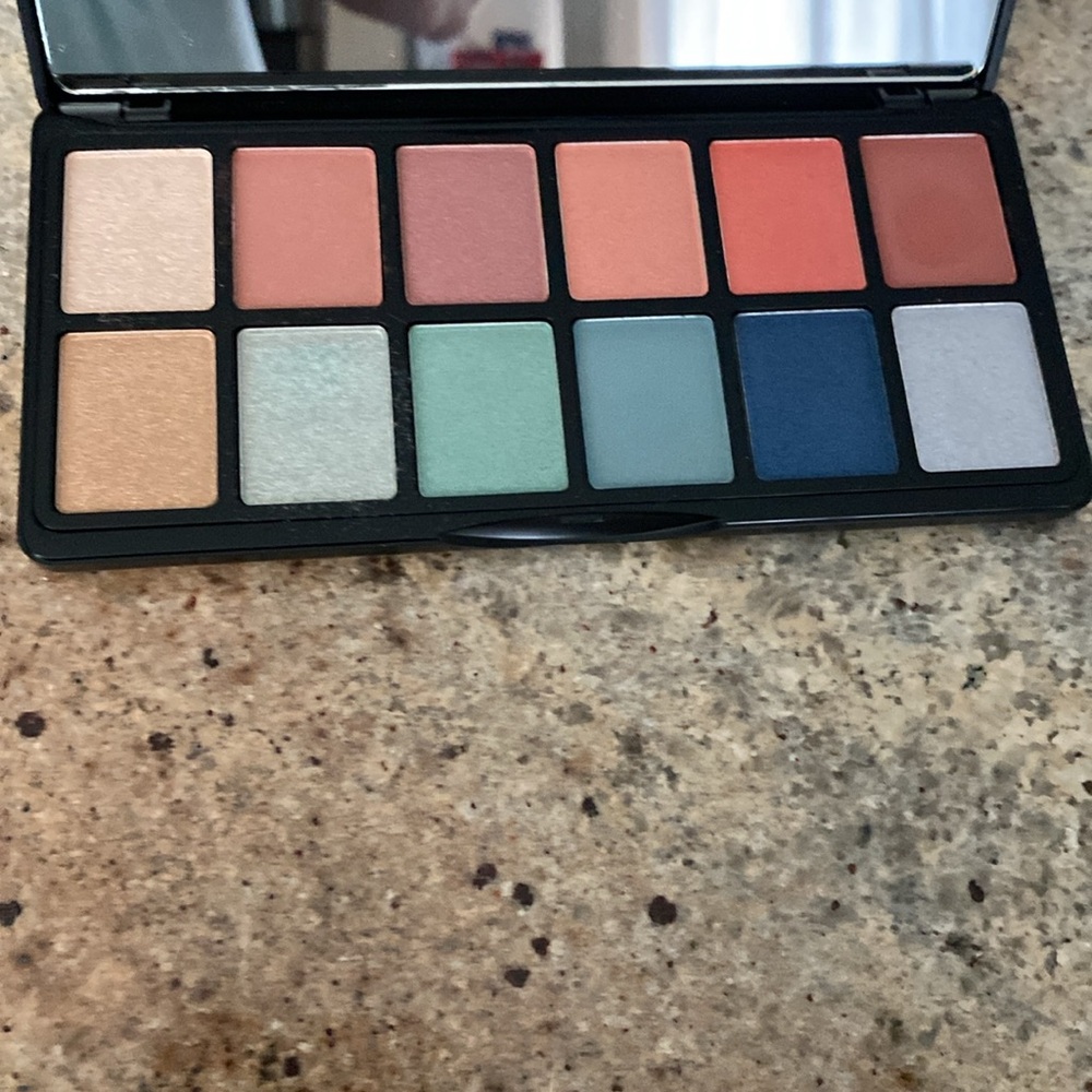 LA girl GES417 Wanderlust eyeshadow palette